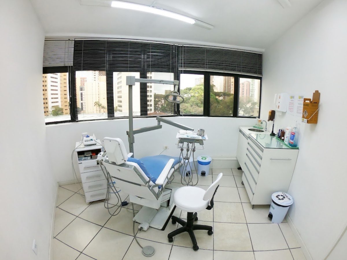 Sala de atendimento da Conceitual Clínica Odontológica, com cadeira odontológica e vista da cidade