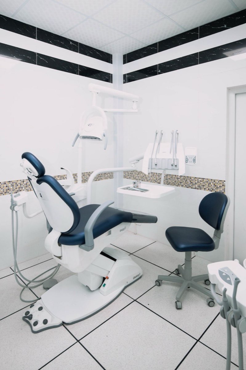 Consultório odontológico moderno e equipado (foto ilustrativa)